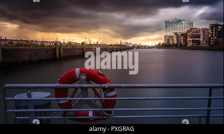 Hafenstadt Hamburg und die Elbphilharmonie Stock Photo