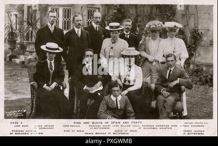 King and Queen of Spain and Party at Osborne House, Isle of Wight. Top row: Viscount Bury (Walter Keppel, 9th Earl of Albemarle) (1882-1979),  Prince Arthur of Connaught (1883-1938), Lord Neville (?), Beatrice, Princess Henry of Battenberg (1857-1944), Colonel Lord William Cecil (1854-1943), Helena Augusta Victoria, Princess Christian of Schleswig-Holstein by marriage (18461923) and Miss Minnie Cochrane (?), daughter of Admiral of the Fleet Sir Thomas J. Cochrane. Middle Row: Princess Victoria of Schleswig-Holstein (1870-1948), King Alfonso XIII of Spain (1886-1941), Queen of Spain Victoria Eu Stock Photo