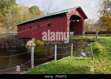Covered Bridge on the Green (1852), West Arlington, VT, USA Stock Photo