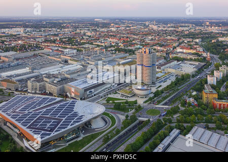 Blick auf die BMW-Welt und Hauptverwaltung 'BMW-Vierzylinder', München, Bayern, Deutschland, Europa, Look at the BMW Welt and Headquarters 'BMW four-c Stock Photo