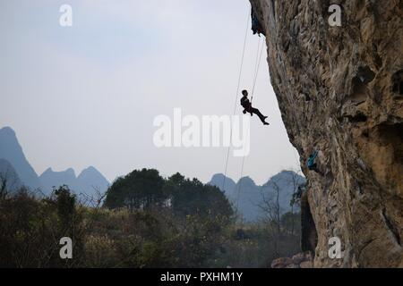 Rock climbing in Yangshuo, Guilin, Guangxi, China Stock Photo