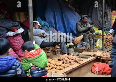 Zhongyi Market Shichang, in Lijiang Old town, traditional chinese market, Yunnan, CHINA Stock Photo