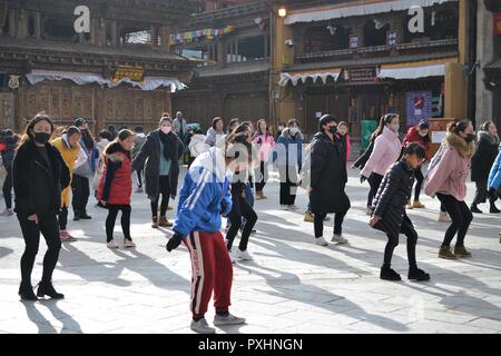 Chinese Tibetan girls dancing in old town Shangri La, Xianggelila, Yunnan, China Stock Photo