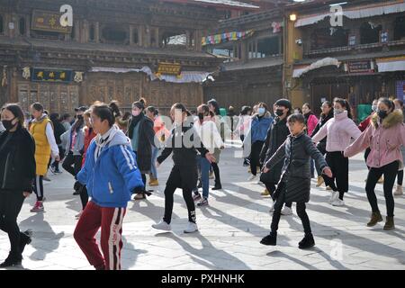 Chinese Tibetan girls dancing in old town Shangri La, Xianggelila, Yunnan, China Stock Photo