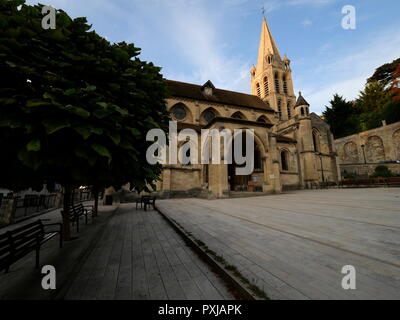 AJAXNETPHOTO. BOUGIVAL, FRANCE. - VILLAGE CHURCH - NOTRE-DAME DE L'ASSOMPTION CHURCH IN THE VILLAGE ONCE FREQUENTED BY 19TH CENTURY IMPRESSIONIST ARTISTS. PHOTO:JONATHAN EASTLAND/AJAX REF:GX8 181909 449 Stock Photo