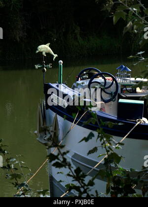 AJAXNETPHOTO. PORT MARLY, FRANCE. - RIVER SEINE HOUSEBOATS - COLOURFUL BOWS OF OLD FREYCINET PENICHE HOUSEBOATS MOORED ON THE BANKS OF THE RIVER SEINE. LOCATION WAS MADE FAMOUS IN PAINTINGS BY IMPRESSIONIST ARTISTS ALFRED SISLEY, CAMILLE PISSARRO AND OTHERS IN THE LATE 19TH CENTURY. PHOTO:JONATHAN EASTLAND REF:GX8 181909 344 Stock Photo