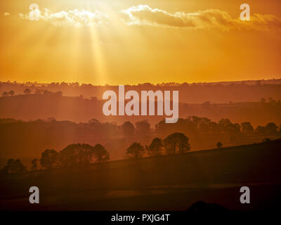 Biggan, UK. 22nd Oct, 2018. UK Weather: spectacular sunset along the A515 road between Buxton & Ashbourne in the Peak District National Park, Derbyshire Credit: Doug Blane/Alamy Live News Stock Photo