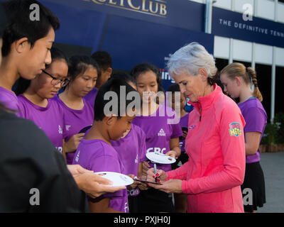 Kallang, SINGAPORE. 22nd Oct, 2018. Judy Murray meets ball kids at the 2018 WTA Finals tennis tournament Credit: AFP7/ZUMA Wire/Alamy Live News Stock Photo