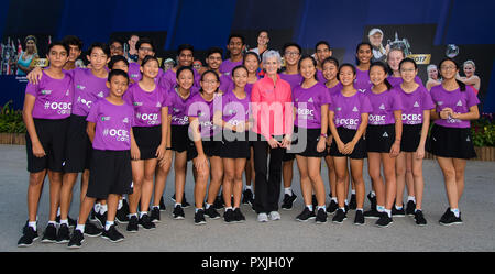 Kallang, SINGAPORE. 22nd Oct, 2018. Judy Murray meets ball kids at the 2018 WTA Finals tennis tournament Credit: AFP7/ZUMA Wire/Alamy Live News Stock Photo