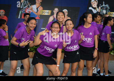 Kallang, SINGAPORE. 22nd Oct, 2018. Judy Murray meets ball kids at the 2018 WTA Finals tennis tournament Credit: AFP7/ZUMA Wire/Alamy Live News Stock Photo