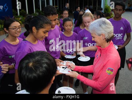 Kallang, SINGAPORE. 22nd Oct, 2018. Judy Murray meets ball kids at the 2018 WTA Finals tennis tournament Credit: AFP7/ZUMA Wire/Alamy Live News Stock Photo