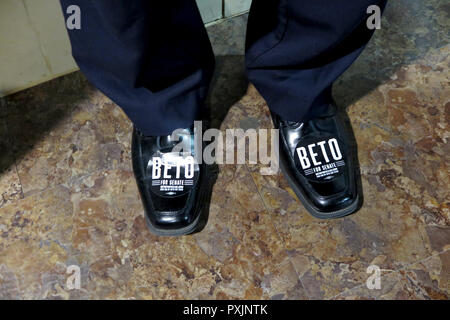 13 October 2018, US, Houston: Sticker of the democratic candidate for the entry into the Senate Beto O'Rourke stick on the shoes of a man during an election campaign event. O'Rourke wants to move into the Senate for the state, which is actually firmly in the hands of the Republicans. He's up against the incumbent Senator Ted Cruz. (to dpa 'How the Democrat Beto O'Rourke wants to conquer Texas' from 23.10.2018) Photo: Maren Hennemuth/dpa Stock Photo