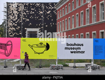 Weimar, Germany. 23rd Oct, 2018. The new building of the Bauhaus Museum (l), to be opened next year, is being built next to the former Gauforum (r). On the same day, the Thuringian State Chancellery and the Ministry of Economics will present the state's cultural and tourist activities as well as its campaign for the Bauhaus year 2019. In 1919 Walter Gropius founded the legendary art and architecture school in Weimar. Even today, the Bauhaus continues to inspire architects, designers and artists worldwide. Credit: Martin Schutt/dpa-Zentralbild/dpa/Alamy Live News Stock Photo