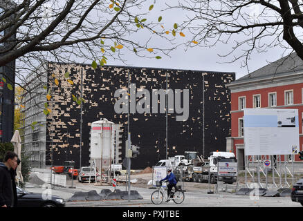 Weimar, Germany. 23rd Oct, 2018. The new building of the Bauhaus Museum (l), to be opened next year, is being built next to the former Gauforum (r). On the same day, the Thuringian State Chancellery and the Ministry of Economics will present the state's cultural and tourist activities as well as its campaign for the Bauhaus year 2019. In 1919 Walter Gropius founded the legendary art and architecture school in Weimar. Even today, the Bauhaus continues to inspire architects, designers and artists worldwide. Credit: Martin Schutt/dpa-Zentralbild/dpa/Alamy Live News Stock Photo