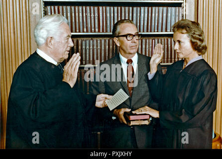 Sandra Day O'Connor, right, is sworn-in as Associate Justice of the United States Supreme Court by Chief Justice of the United States Warren Burger, left, at the U.S. Supreme Court in Washington, DC on September 25, 1981. Her husband John O'Connor, center, looks on. Justice O'Connor is the first woman on the Supreme Court, replacing Potter Stewart. Mandatory Credit: Michael Evans/White House via CNP | usage worldwide Stock Photo