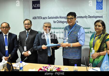 Dhaka. 23rd Oct, 2018. Officials of the Asian Development Bank (ADB) and the UN Development Program (UNDP) pose for a group photo after signing an administrative arrangement in Dhaka, Bangladesh, Oct. 23, 2018. The Asian Development Bank (ADB) and the UN Development Program (UNDP) signed an administrative arrangement Tuesday to promote sustainable management of community development in the Chattogram Hill Tracts (CHT) in the southern part of Bangladesh. Credit: Xinhua/Alamy Live News Stock Photo