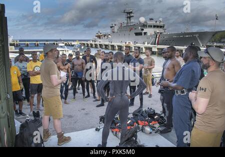 PORT OF SPAIN, Trinidad - Master Seaman Quinn Audette from Fleet Diving Unit Atlantic briefs Caribbean divers prior to search pattern dive training in the vicinity of Chaguaramas, Trinidad and Tobago during Exercise TRADEWINDS 17 on June 3, 2017. (Canadian Forces Combat Camera Stock Photo