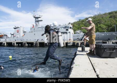PORT OF SPAIN, Trinidad - Master Seaman Quinn Audette from Fleet Diving Unit Atlantic supervises the entry into the water of a diver from Barbados during search pattern dive training in Chaguaramas, Trinidad and Tobago as part of Exercise TRADEWINDS 17 on June 3, 2017. (Canadian Forces Combat Camera Stock Photo