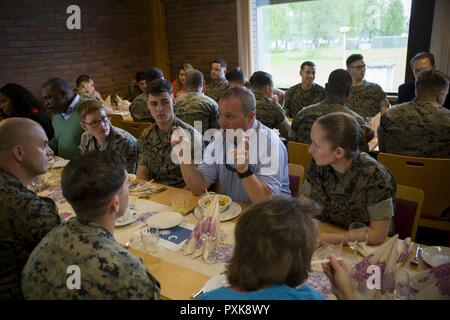 U.S. Representative Jeff Duncan of South Carolina shares a meal with Marines of Marine Rotational Force Europe 17.1 (MRF-E) at Vaernes Garnison, Norway, June 2, 2017. The congressional delegation visited Vaernes before touring a Marine Corps Prepositioning Program cave.  MRF-E supports NATO Allies and partners in the Eastern European region through military-to-military exercises. Stock Photo