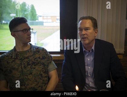 U.S. Representative Vern Buchanan of Florida enjoys lunch with Marines of Marine Rotational Force Europe 17.1 (MRF-E) at Vaernes Garnison, Norway, June 2, 2017. Marines and representatives discussed what life is like deployed to Norway. MRF-E builds upon the partnership with Norway through shared values and experiences. Stock Photo
