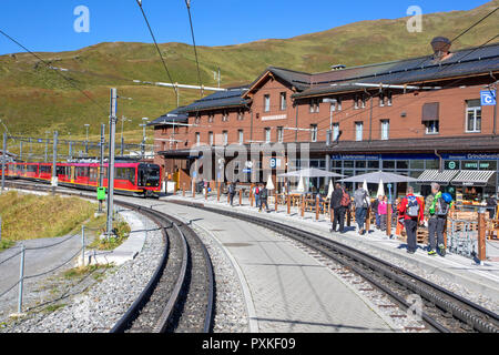 The Jungfraujoch train at Kleine Scheidegg station Stock Photo