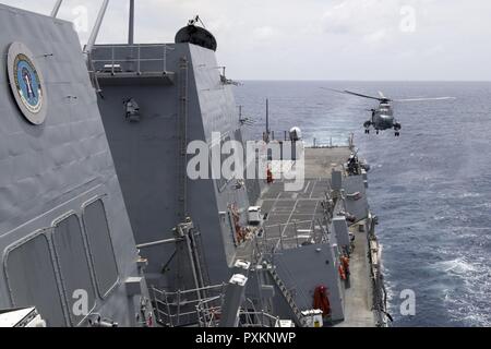 0 SOUTH CHINA SEA (June 10, 2017) A Royal Canadian Navy (RCN) CH-124 Sea King helicopter assigned to RCN ship HMCS Winnipeg (338) departs Arleigh Burke-class guided-missile destroyer USS Sterett (DDG 104). Sterett, Winnipeg, Japan Maritime Self-Defense Force ships JS Izumo (DDH 183) and JS Sazanami (DD 113), and Royal Australian Navy ship HMAS Ballarat (FFH 155) conducted a series of maritime operations together in the South China Sea. Sterett is part of the Sterett-Dewey Surface Action Group and is the third deploying group operating under the command and control construct called 3rd Fleet Fo Stock Photo