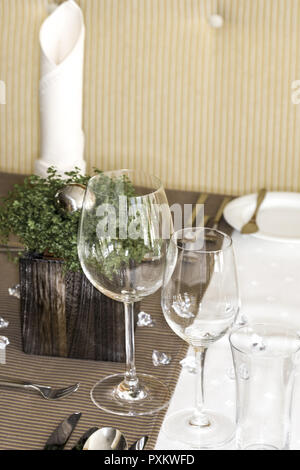 Tisch, gedeckt, festlich, Detail, Tischdeko, Tischdekoration, Glaeser, Weinglas, Wasserglas, Restaurant, Serviette, Besteck, Messer, Gabel, Tischdecke Tisch, gedeckt, festlich, Detail, Tischdeko, Tischdekoration, Glaeser, Weinglas, Wasserglas, Restaurant, Serviette, Besteck, Messer, Gabel, Tischdecke