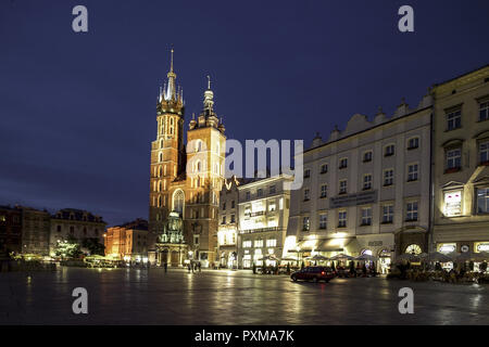 Polen Krakau Krakow Stadtplatz Marienkirche Nacht Abend Daemmerung Beleuchtung Beleuchtet Licht Europa Osteuropa Rzeczpospolita Polska Kleinpolen Gebi Stock Photo