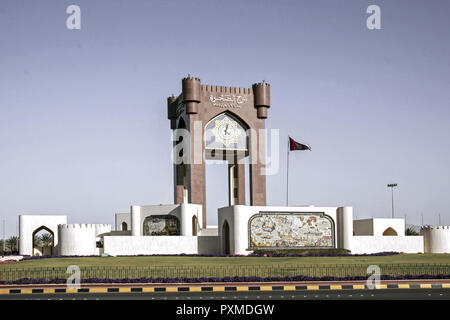 Sultanat Oman Muscat Maskat Masquat Reisen Verkehr Verkehrsinsel Sahwa Tower Kreisverkehr Roundabout Monument Arabische Halbinsel Naher Osten Sultanat Stock Photo