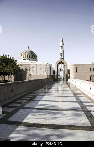 Oman Reisen Sultan Qaboos Grand Moschee Muscat Maskat Masquat Mosque Kuppel Turm Minarett Religion Islam Gebaeude Bauwerk Architektur Arabische Halbin Stock Photo