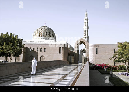 Oman Reisen Sultan Qaboos Grand Moschee Muscat Maskat Masquat Mosque Kuppel Turm Minarett Religion Islam Gebaeude Bauwerk Architektur Arabische Halbin Stock Photo