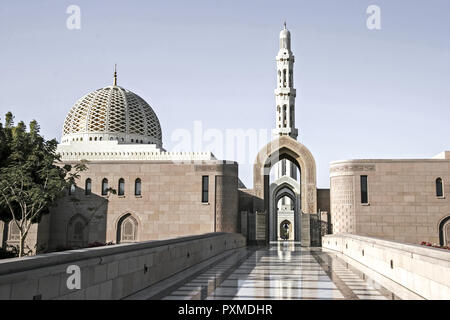 Oman Reisen Sultan Qaboos Grand Moschee Muscat Maskat Masquat Mosque Kuppel Turm Minarett Religion Islam Gebaeude Bauwerk Architektur Arabische Halbin Stock Photo