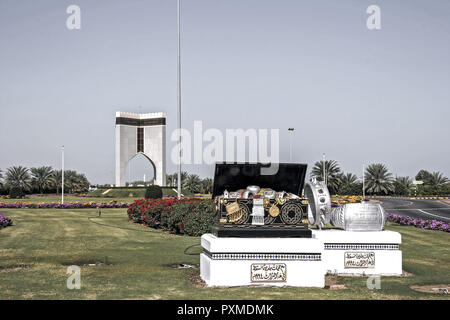 Sultanat Oman Muscat Maskat Masquat Reisen Verkehr Verkehrsinsel Kreisverkehr Roundabout Monument Arabische Halbinsel Naher Osten Sultanat Ausflugszie Stock Photo