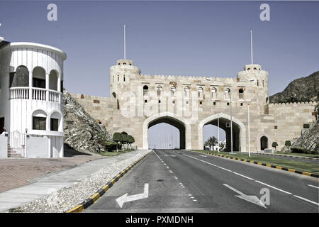 Sultanat Oman Muscat Maskat Masquat Reisen Verkehr Gate Museum Kultur Kunst Sehenswuerdigkeit Strasse Mutrah Zufahrt Schnellstrasse Arabische Halbinse Stock Photo