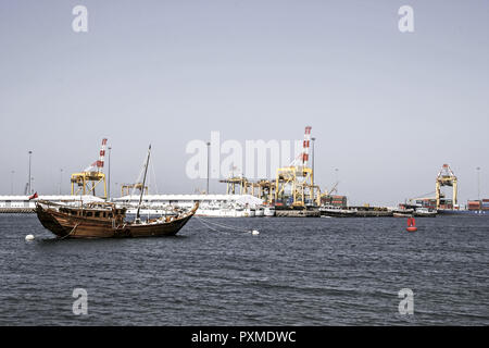 Sultanat Oman Reisen Mutrah Mina Qaboos Hafen Schiffe Boot Holzboot Dhau Verladeanlagen Geographie Asien Naher Osten Arabische Halbinsel Naher Osten S Stock Photo