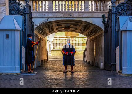 Rome, Vatican. Soldiers of the Swiss Guard protecting the entrance gates of the Vatican since 1506 Stock Photo