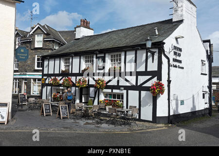 Queens Head pub in Hawkshead village in the Lake District, Cumbria ...