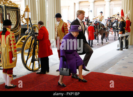 Queen Elizabeth II and King Willem-Alexander of the Netherlands during ...
