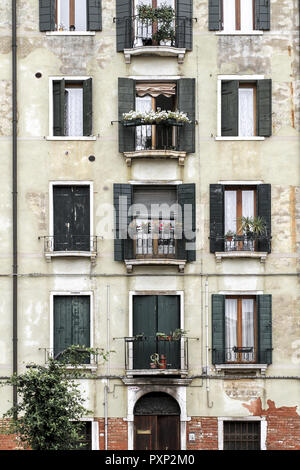 Alte Haeuser im Stadtteil Dosoduro, Venedig, Italien Stock Photo