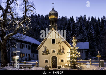 Beleuchteter Christbaum vor einer Kapelle in Bayern Stock Photo