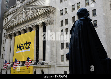 USA, New York City, Manhattan, building of NYSE New York Stock Exchange at Wall Street, banner of car rental company Hertz listed since 1997, in the front George Washington statue / Boerse an der Wall St. Stock Photo