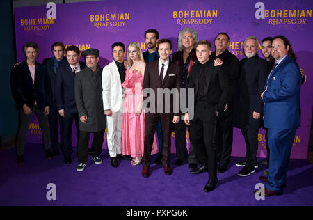 Left to right, Aidan Gillen, Allen Leech, Mike Myers, Tom Hollander, Rami Malek, Lucy Boynton, Gwilym Lee, Joseph Mazzello, Brian May, Ben Hardy, Graham King, Roger Taylor and guests attending the Bohemian Rhapsody World Premiere held at the the SSE Arena, Wembley, London. Stock Photo
