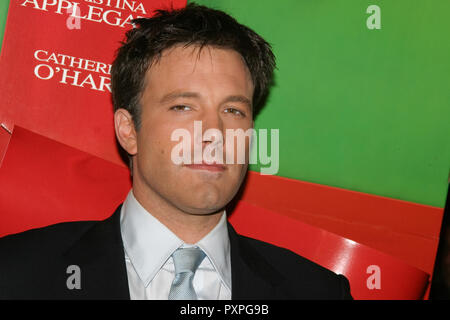 Ben Affleck  10/14/04 Surviving Christmas @ Grauman's Chinese Theatre, Hollywood  Photo by Kazumi Nakamoto/HNW / PictureLux (October 14, 2004)   File Reference # 33687 081HNWPLX Stock Photo