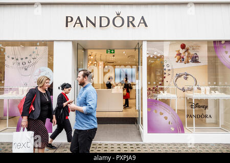 London England,UK,Mayfair,Pandora,Danish jewellery jewelry,store,boutique,exterior,entrance,logo,sign,pedestrian,man men male,woman female women,UK GB Stock Photo