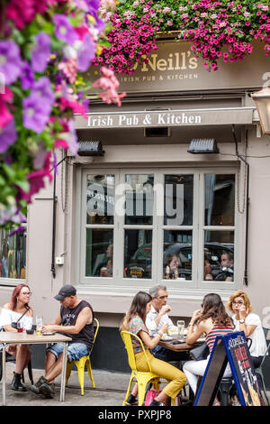 London England,UK Soho,Carnaby Street,O'Neill's Irish Pub & Kitchen,public house pub,restaurant restaurants food dining cafe cafes,outside seating al Stock Photo