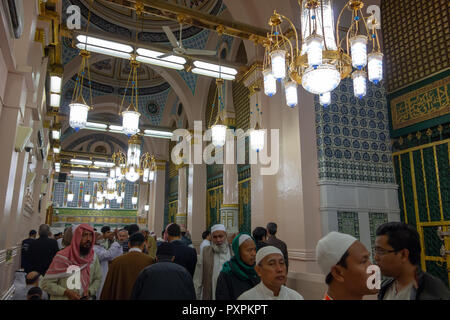 MEDINA, SAUDI ARABIA, CIRCA 2014 - Muslim pilgrims at the tombs (right) of the Islamic prophet Muhammad and early Muslim leaders, Abu Bakar and Umar. Stock Photo