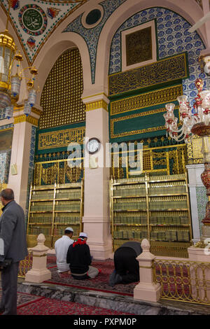 MEDINA, SAUDI ARABIA, CIRCA 2014 - Muslim pilgrims at the back of tombs of the Islamic prophet Muhammad and early Muslim leaders, Abu Bakar and Umar. Stock Photo