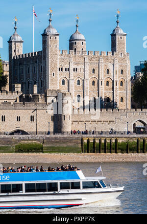 The White Tower, Tower of London Viewed from south Bank across, River Thames, London, England, UK, GB.