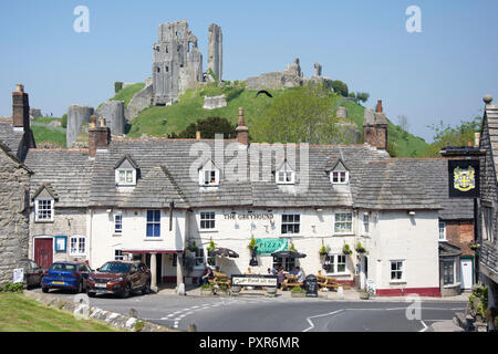 16th century The Greyhound Inn and castle ruins, Corfe Castle, Isle of Purbeck, Dorset, England, United Kingdom Stock Photo