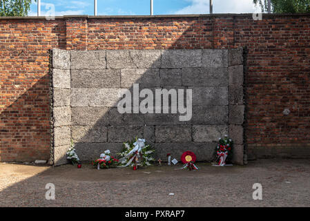 'Death Wall' located in yard at the side of Block 11 of  Auschwitz-Birkenau concentration camp where several thousand prisoners were executed by firin Stock Photo